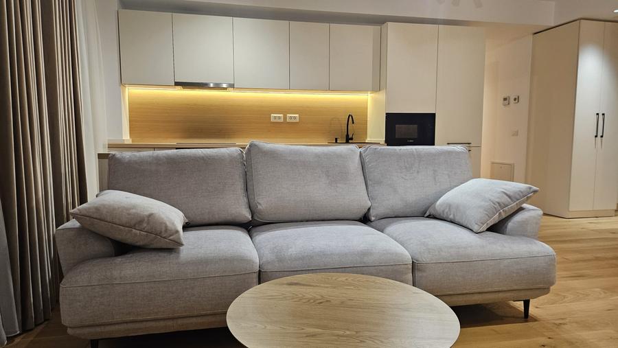 Apartament cu 4 camere decomandat în Băneasa