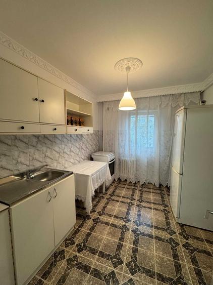 Apartament cu 3 camere semidecomandat în Valea Moșneagului