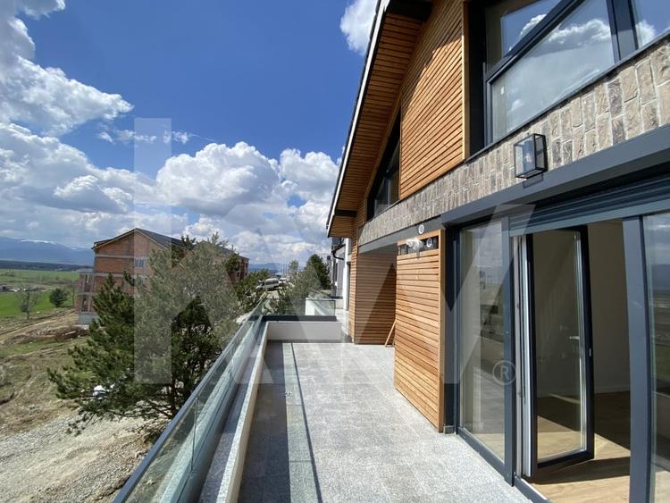 Apartament cu 3 camere decomandat în Exterior Vest