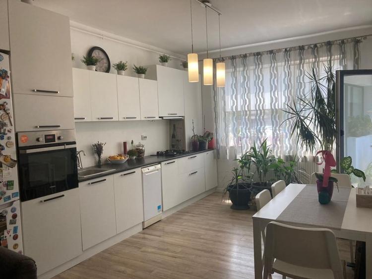 Apartament cu 2 camere semidecomandat, mobilat în Florești