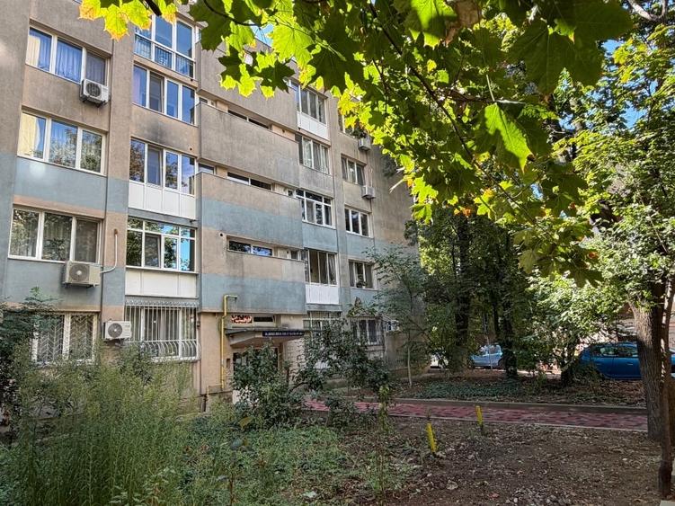 Apartament cu 3 camere semidecomandat, mobilat în Titan