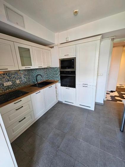 Apartament cu 3 camere decomandat în Sisești