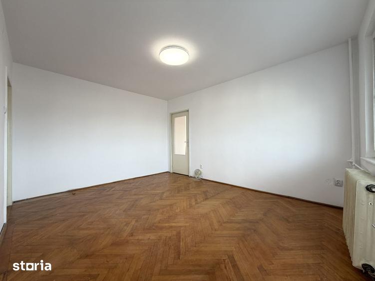 Apartament cu 3 camere semidecomandat în Punctele Cardinale