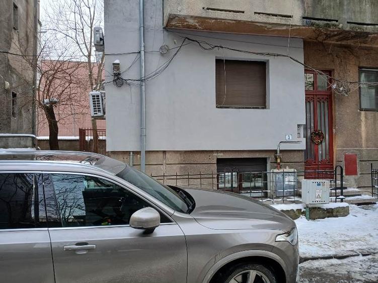 Garsonieră decomandată, mobilată în Romană
