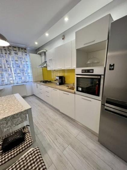 Apartament cu 3 camere semidecomandat, mobilat în Lujerului