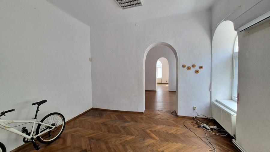 Birou, de 85 mp, în Universitate