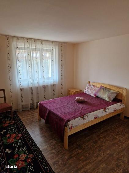 Casă cu 10 camere cu Teren 95000 Mp în Central