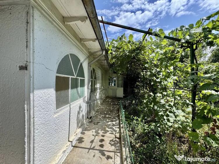 Casă cu 7 camere cu Teren 1190 Mp în Sud