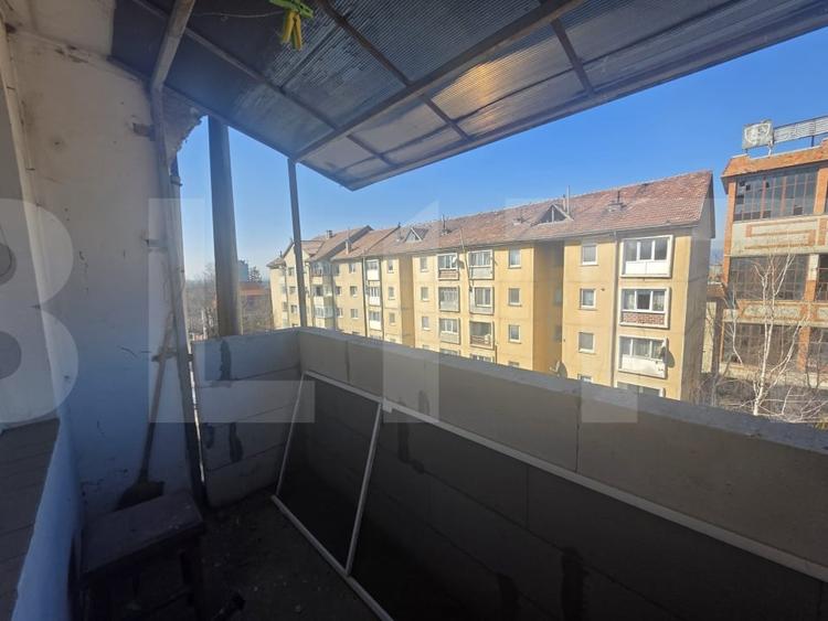 Apartament cu 3 camere semidecomandat, mobilat în Ozun