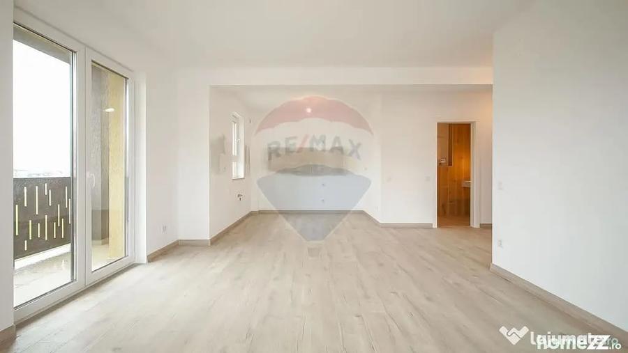 Apartament cu 3 camere semidecomandat în Tractorul