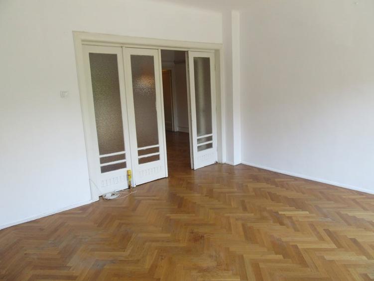 Apartament cu 3 camere semidecomandat, mobilat în Calea Victoriei