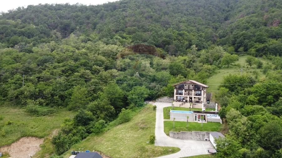 Casă cu 32 camere cu Teren 4600 Mp în Dubova