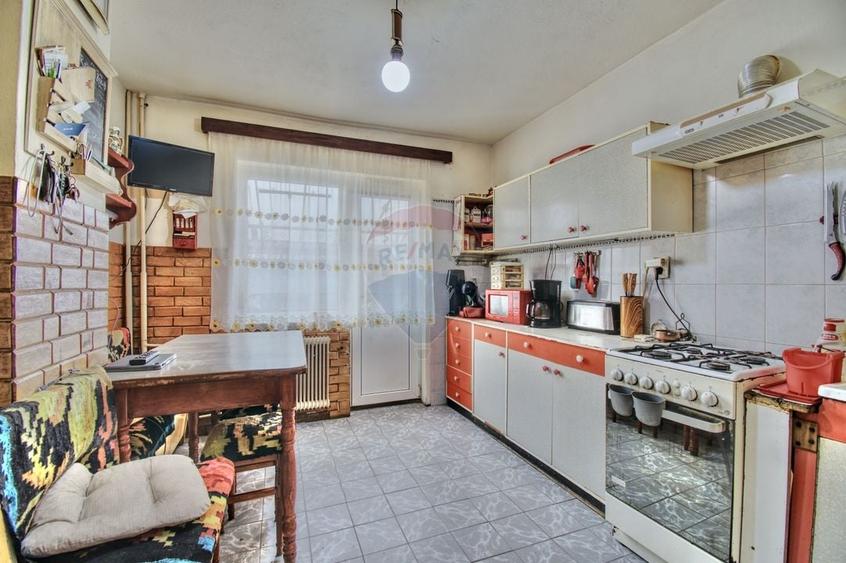 Casă cu 7 camere cu Teren 800 Mp în Central