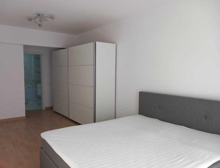 Apartament cu 3 camere decomandat în Drumul Taberei
