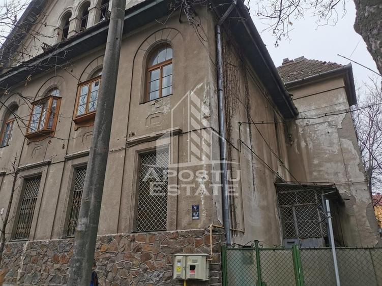Casă individuală cu 13 camere cu Canalizare în Ultracentral
