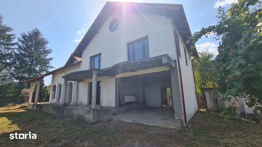 Casă cu 4 camere cu Teren 1770 Mp în Merișani