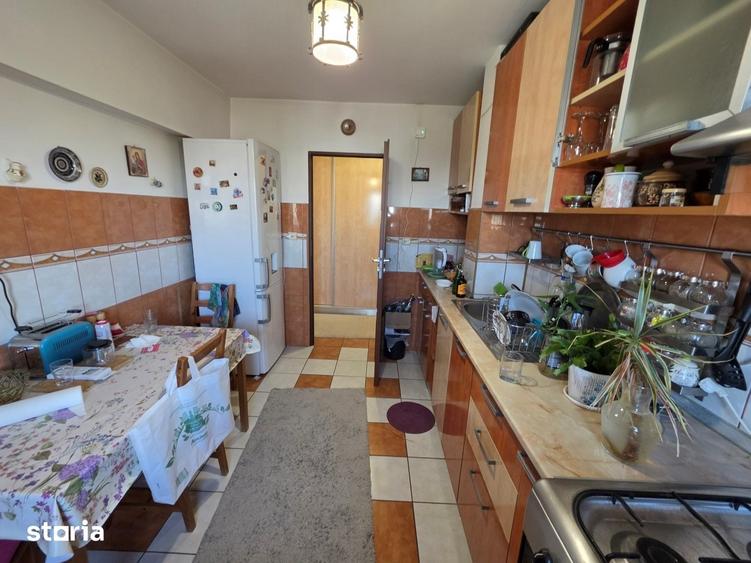 Apartament cu 3 camere semidecomandat în Vatra Luminoasă