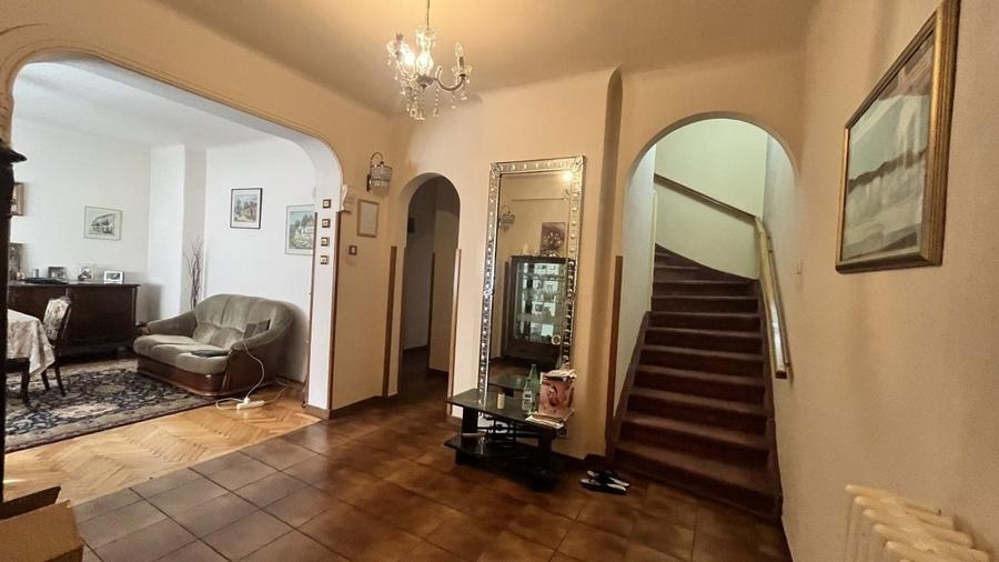 Casă individuală cu 7 camere cu Canalizare în Decebal