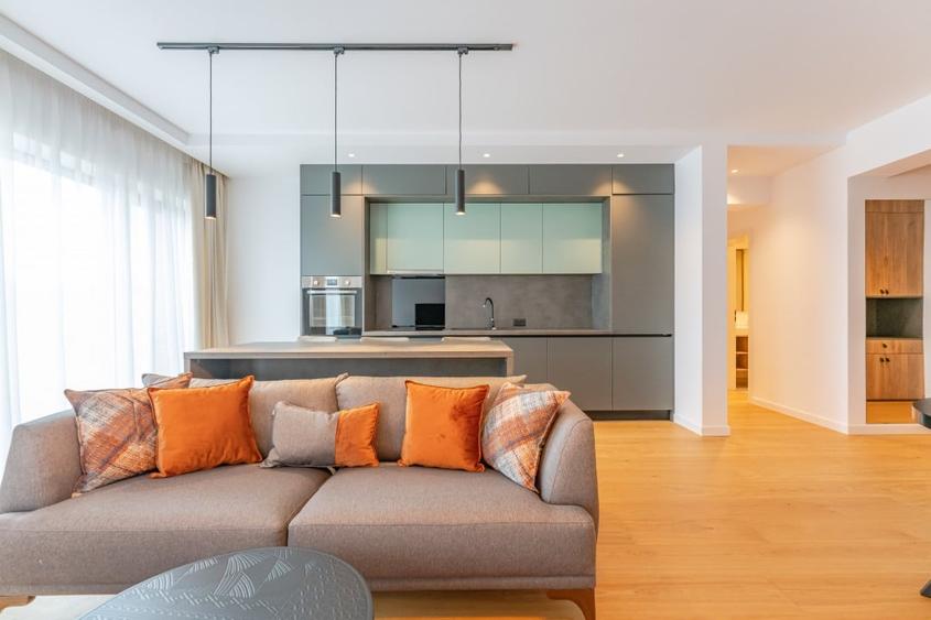 Apartament cu 3 camere decomandat, mobilat în Central
