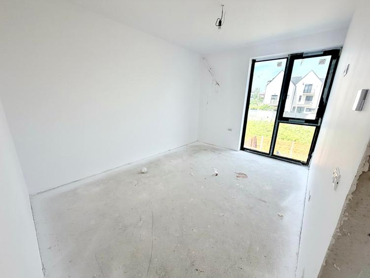 Duplex cu 4 camere cu Canalizare în Sud