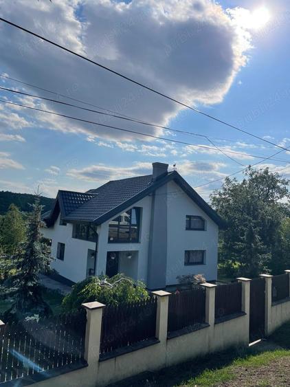 Casă cu Teren 5500 Mp în Dulcești