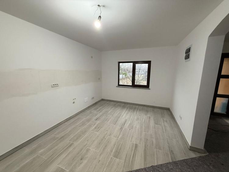 Casă individuală cu 4 camere cu Canalizare în Central