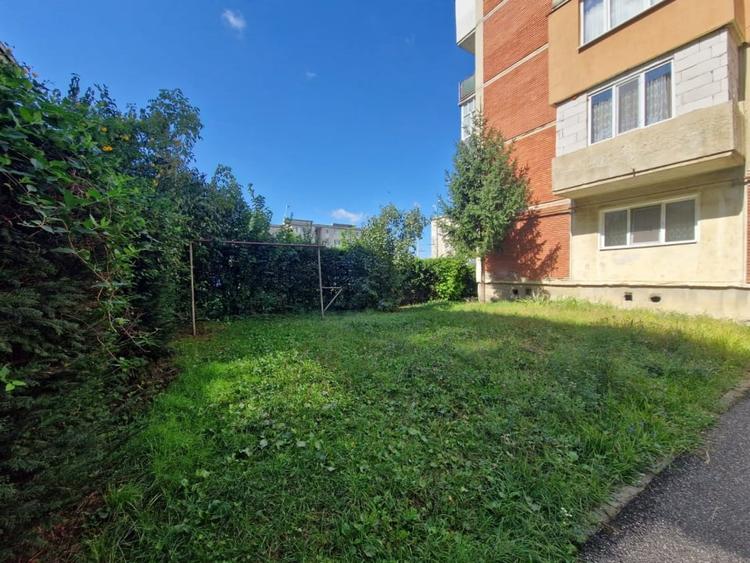 Apartament cu 3 camere decomandat, mobilat în Hotvon