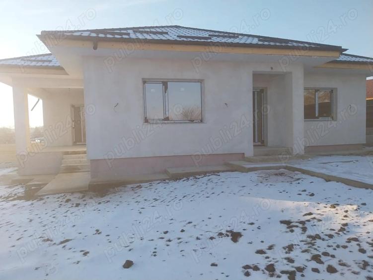 Casă cu 4 camere cu Teren 500 Mp în Dumești