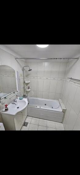 Apartament cu 3 camere decomandat, mobilat în Decebal