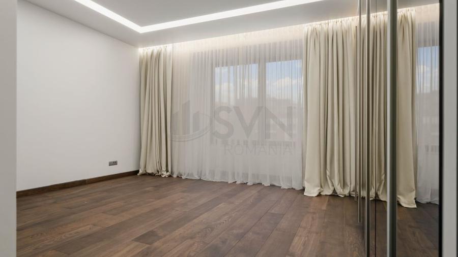 Apartament cu 4 camere semidecomandat în P-ța Victoriei