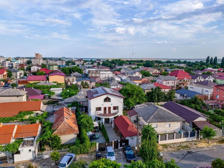 Casă individuală cu 11 camere cu Canalizare în Central
