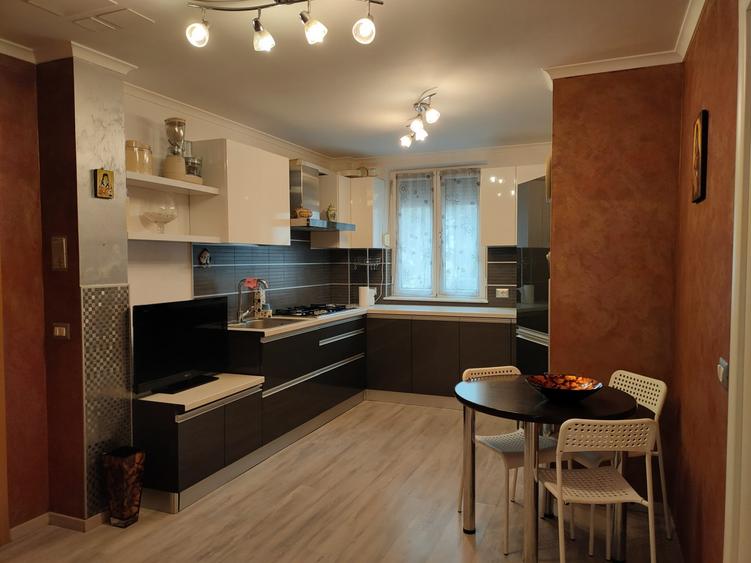 Apartament cu 3 camere semidecomandat, mobilat în Titan