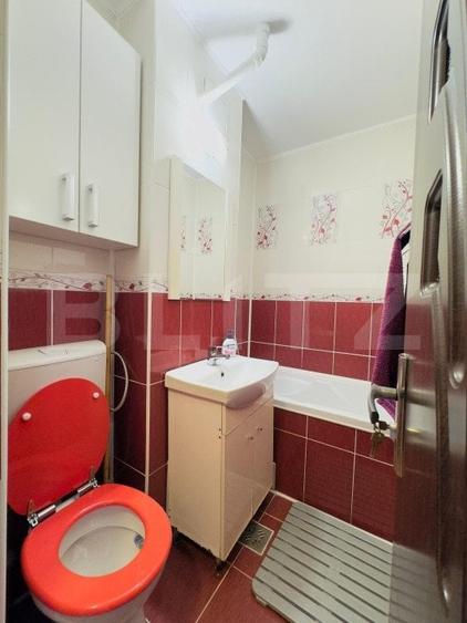 Apartament cu 3 camere semidecomandat, mobilat în Craiovița Nouă