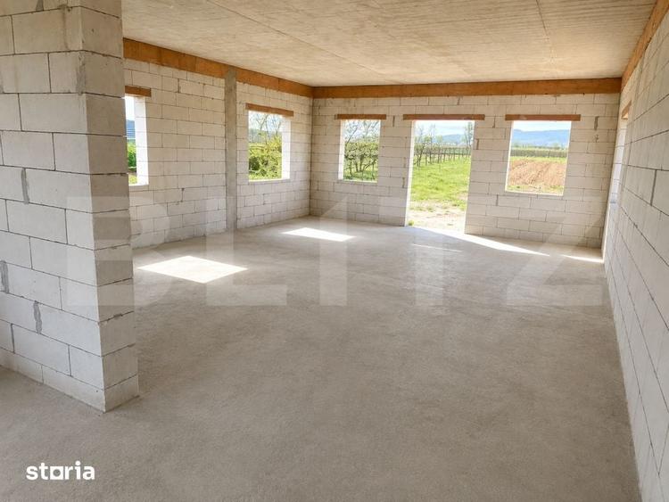 Casă cu 5 camere cu Teren 2400 Mp în Beriu