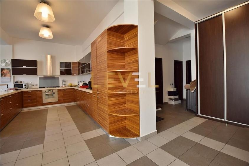 Casă individuală cu 8 camere cu Canalizare în Herăstrău