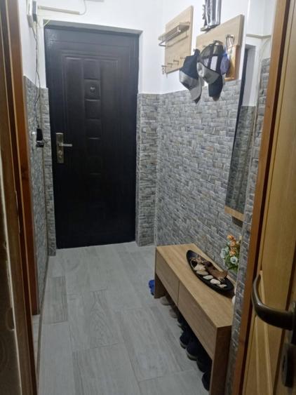 Apartament cu 2 camere semidecomandat în 1 Mai