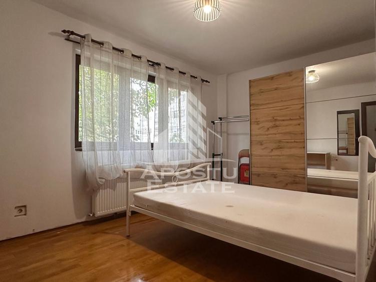 Apartament cu 3 camere semidecomandat, mobilat în Dacia