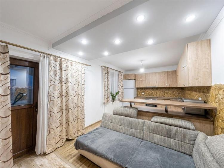 Casă cu 5 camere cu Teren 500 Mp în Sântion