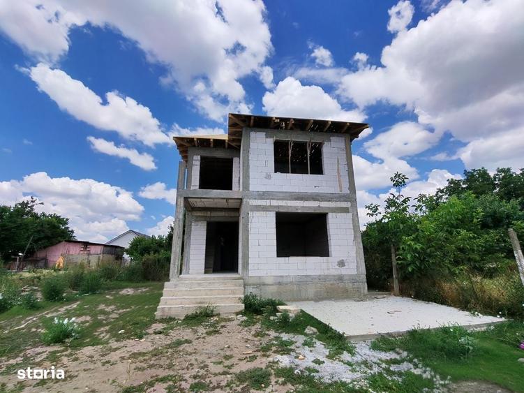 Casă cu 4 camere în Lumina