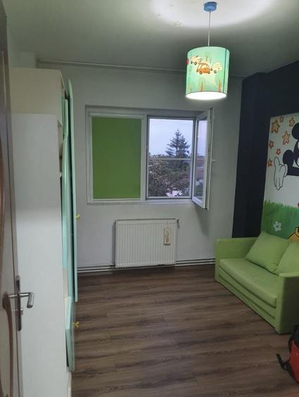 Apartament cu 4 camere semidecomandat în Miorița
