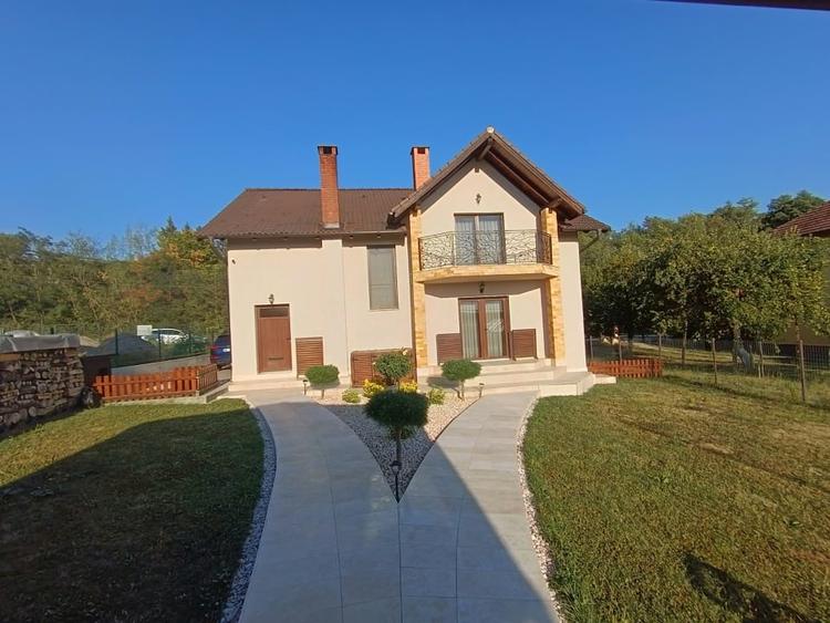 Casă individuală cu 5 camere cu Canalizare în Săsar