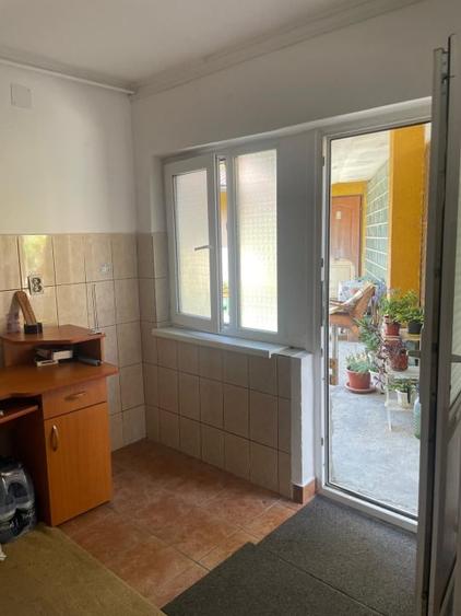 Casă individuală cu 5 camere cu Canalizare în Est