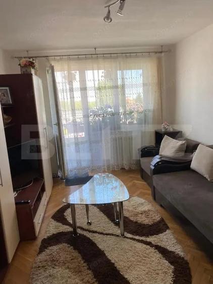 Apartament cu 3 camere semidecomandat, mobilat în Botizului