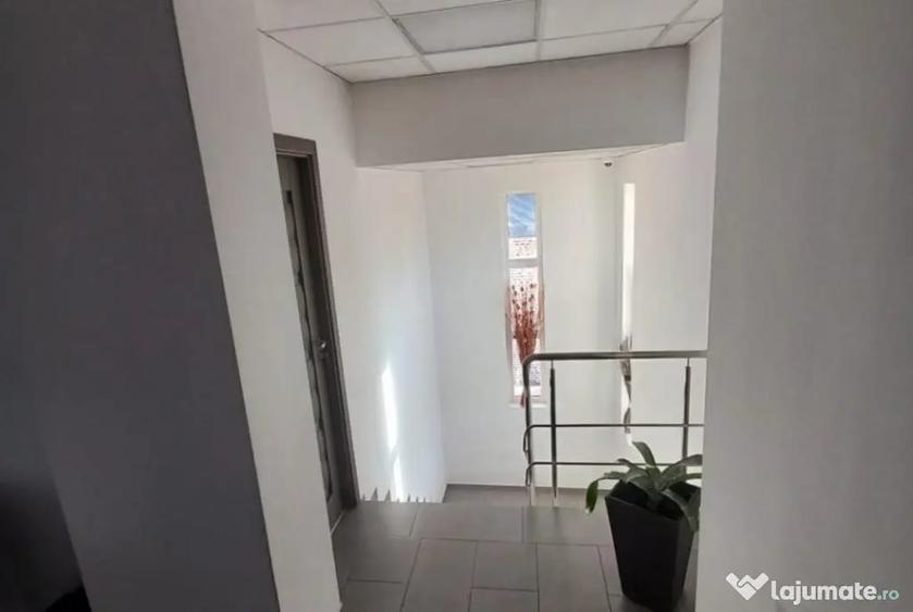 Casă cu 7 camere cu Teren 450 Mp în Central