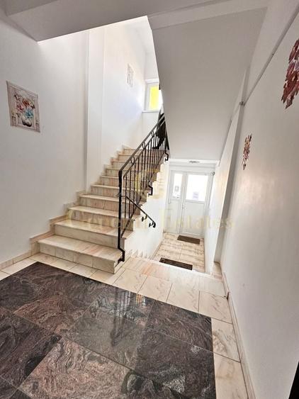 Apartament cu 3 camere decomandat, mobilat în Tractorul