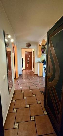 Apartament cu 4 camere decomandat, mobilat în Tractorul