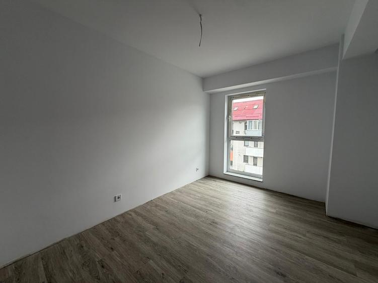 Apartament cu 4 camere semidecomandat în Florești