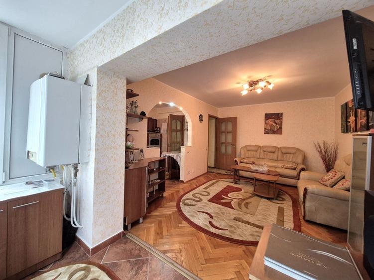 Apartament cu 3 camere decomandat în Central