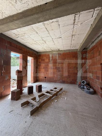 Casă individuală cu 4 camere cu Canalizare în Preajba