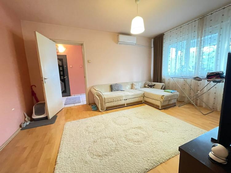 Apartament cu 2 camere semidecomandat, mobilat în Podu Roș